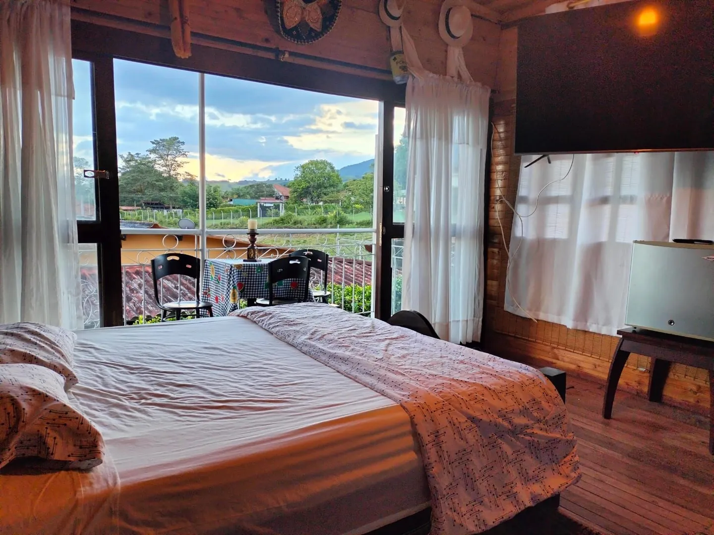 Habitación con balcón y vista al valle en el Hostal Campestre El Galeno