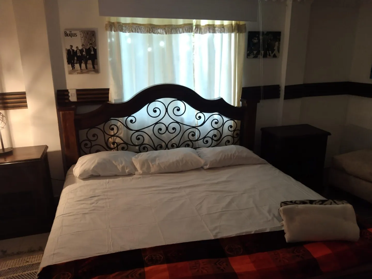 Habitación para pareja con cama doble y vista a los jardines del Hostal Campestre El Galeno